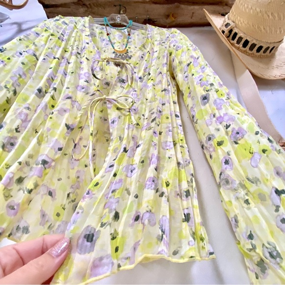 H&M Tops - Lemon🍋 fresh sheer pleated Floral boho blouse w shabby chic resort vacay vibe